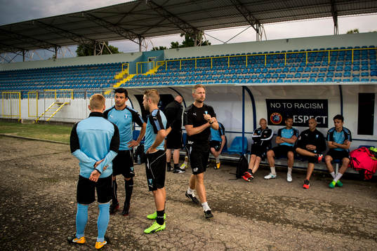 Malmö FFs tränare Magnus Pehrsson och spelare på Mladost