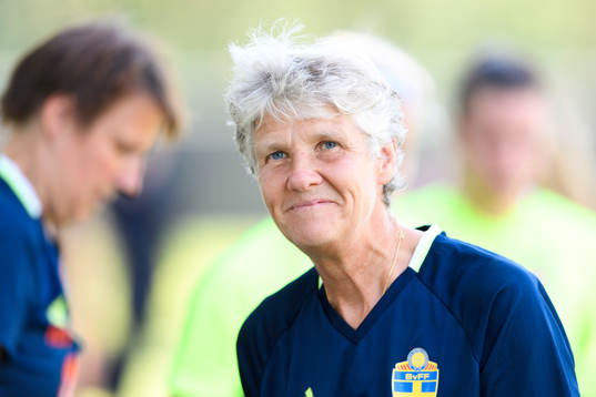 Förbundskapten Pia Sundhage på en träning med det