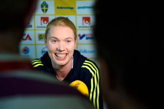 Målvakt Hedvig Lindahl blir intervjuad på en pressträff