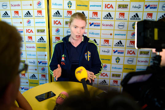 Målvakt Hedvig Lindahl blir intervjuad på en pressträff