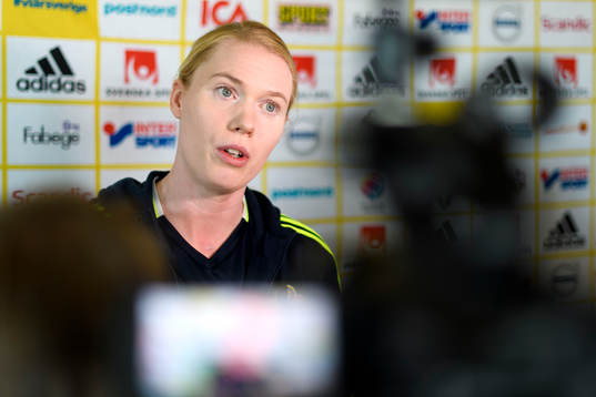 Målvakt Hedvig Lindahl blir intervjuad på en pressträff