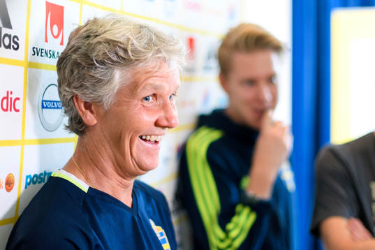 Förbundskapten Pia Sundhage blir intervjuad på en