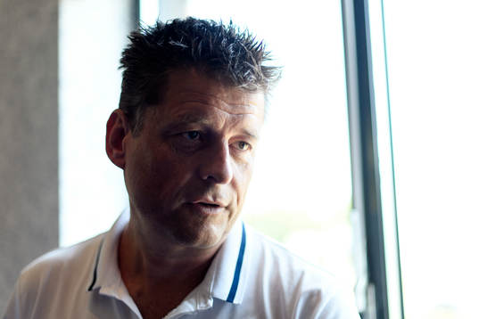 Läkare Mats Börjesson blir intervjuad på en pressträff