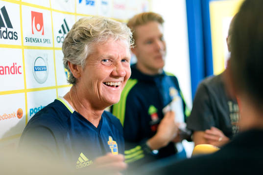 Förbundskapten Pia Sundhage blir intervjuad på en