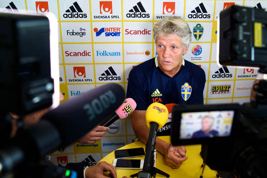 Förbundskapten Pia Sundhage blir intervjuad på en