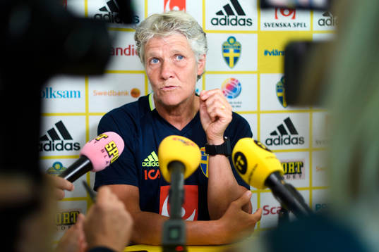 Förbundskapten Pia Sundhage blir intervjuad på en