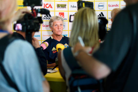 Förbundskapten Pia Sundhage blir intervjuad på en