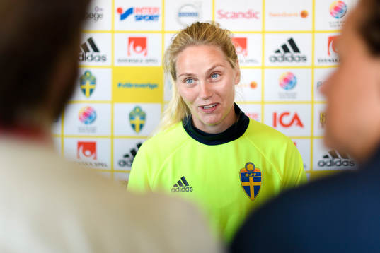 Lisa Dahlkvist blir intervjuad på en pressträff med det