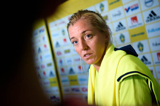 Linda Sembrant blir intervjuad på en pressträff med det