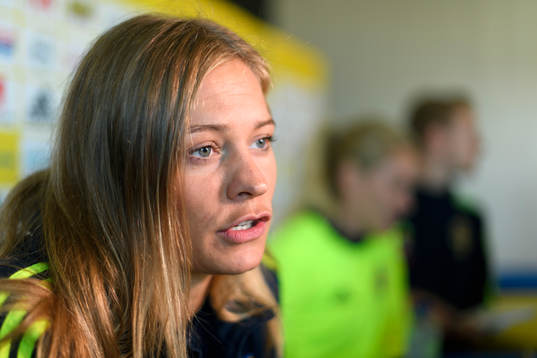 Fridolina Rolfö blir intervjuad på en pressträff med det