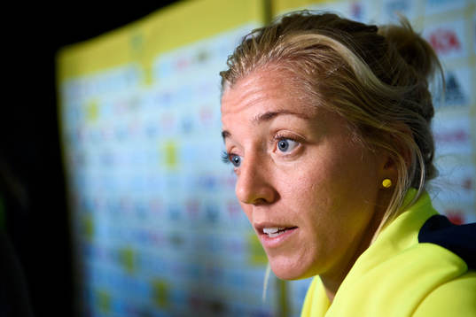 Linda Sembrant blir intervjuad på en pressträff med det