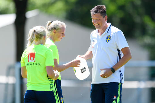 Stina Blackstenius och läkare Mats Börjesson på en