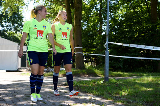 Mimmi Larsson och Magdalena Eriksson på en träning med