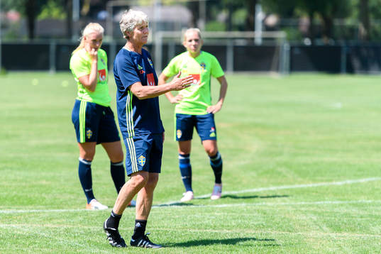 förbundskapten Pia Sundhage på en träning med det