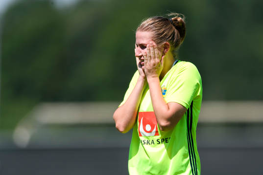Emma Berglund deppar på en träning med det svenska