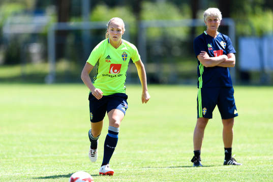 Magdalena Eriksson och förbundskapten Pia Sundhage på en