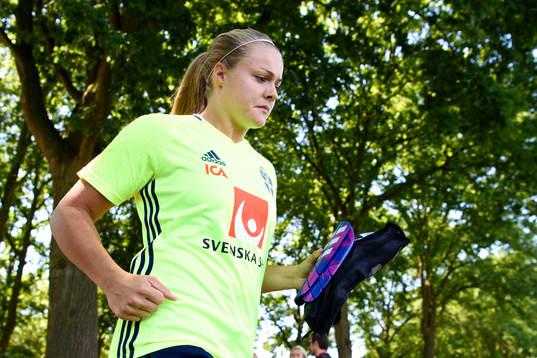 målvakt Hilda Carlén på en träning med det svenska