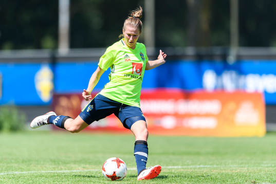Emma Berglund på en träning med det svenska landslaget
