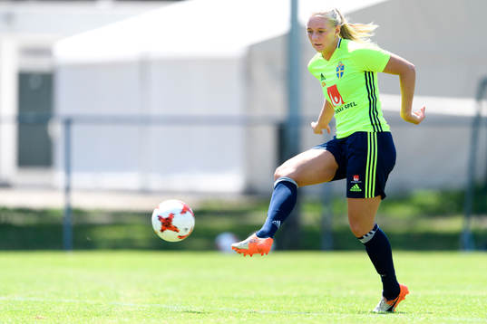 Stina Blackstenius på en träning med det svenska