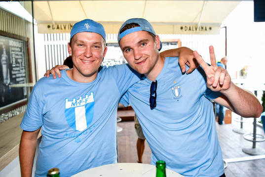 Malmö FFs supportrar Anton och Joakim laddar upp