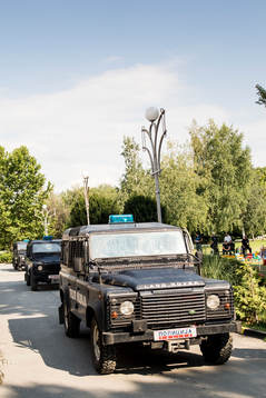 Tunga militärfordon utanför Mladost Stadium
