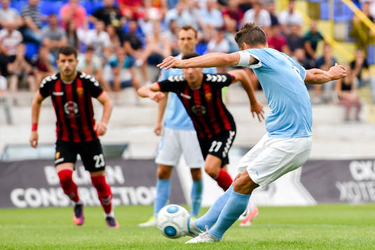 Malmö FFs Markus Rosenberg  gör 0-1 på straff