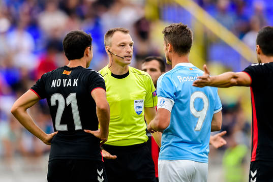 Malmö FFs Markus Rosenberg och Vardars Evgenij Novak i