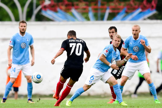 Malmö FFs Oscar Lewicki försvarar mot Vardars Huan Felipe