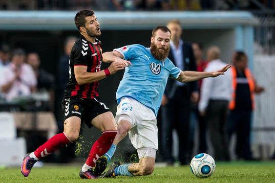 Malmö FFs Jo Inge Berget fäller Vardars Boban Nikolov