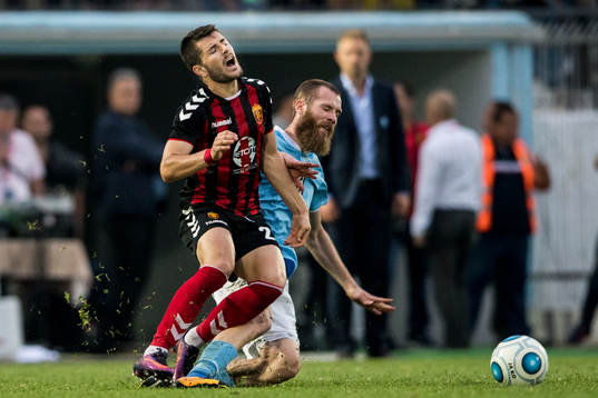 Malmö FFs Jo Inge Berget fäller Vardars Boban Nikolov