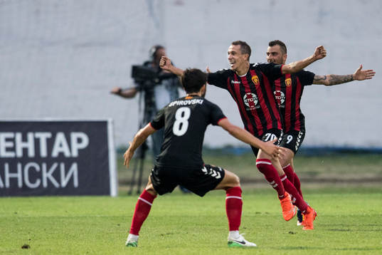 Vardars Huan Felipe Ribeiro och Dejan Blazhevski jublar
