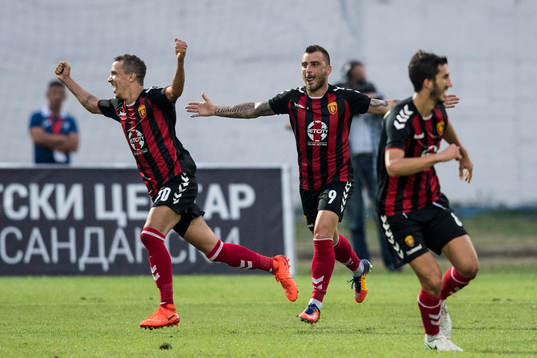 Vardars Huan Felipe Ribeiro och Dejan Blazhevski jublar