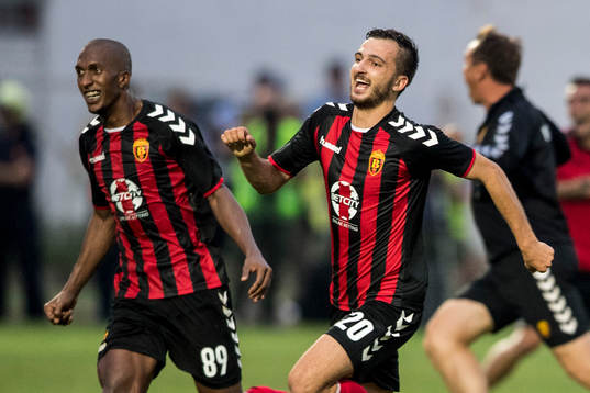 Vardars Johnatan Boareto Dos Reis och Boban Nikolov jublar