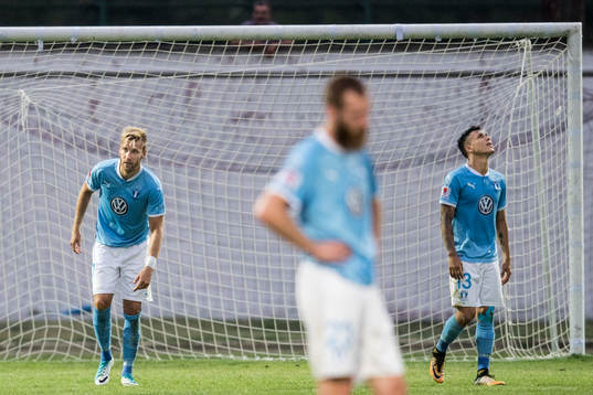 Malmö FFs Rasmus Bengtsson och Yoshimar Yotún deppar