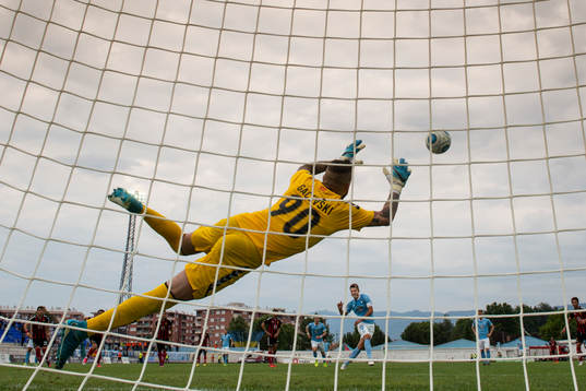 Malmö FFs Markus Rosenberg gör 0-1 på straff bakom
