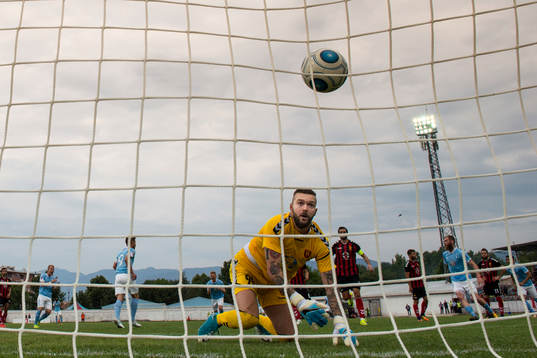 Vardars målvakt Filip Gachevski deppar