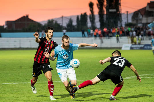 Malmö FFs Jo Inge Berget tar sig förbi Vardars Stefan
