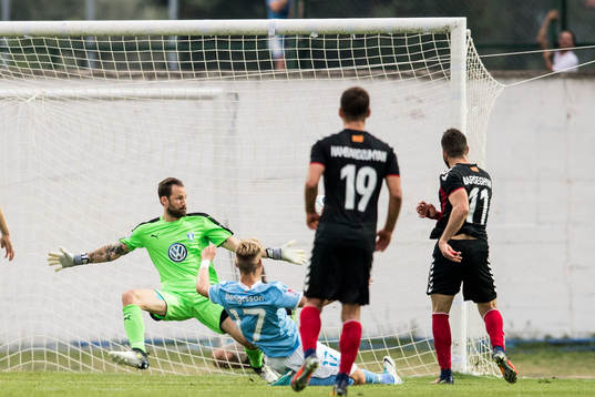 Vardars Tigran Basregjan (th) gör 2-1 på straffretur