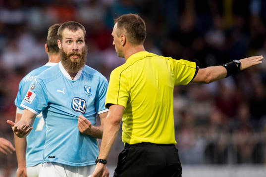 Malmö FFs Jo Inge Berget reagerar mot domaren