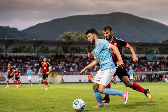 Malmö FFs Erdal Rakip och Vardars Stefan Spirovski