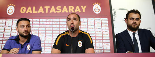 Galatasarays tränare Igor Tudor (mitten)