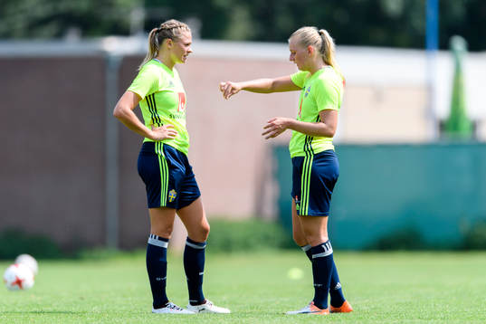 Fridolina Rolfö och Stina Blackstenius på en träning med