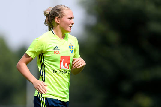 Magdalena Eriksson på en träning med det svenska