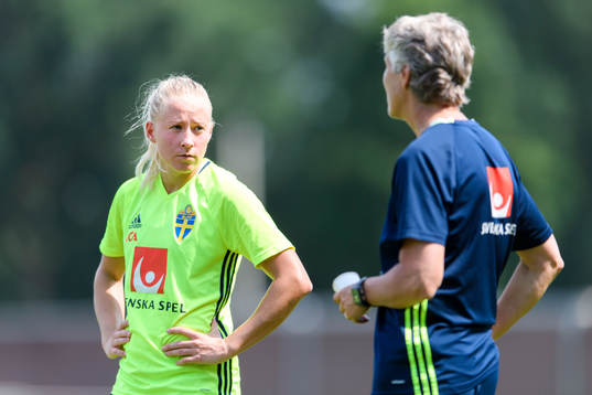 Julia Spetsmark pratar med förbundskapten Pia Sundhage på