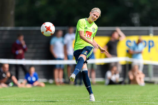 Olivia Schough på en träning med det svenska landslaget