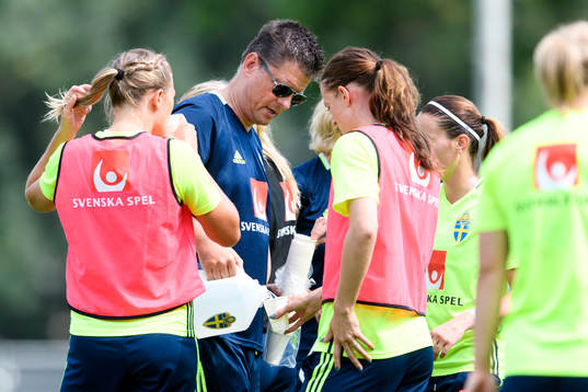 Läkare Mats Börjesson häller upp vatten till spelarna