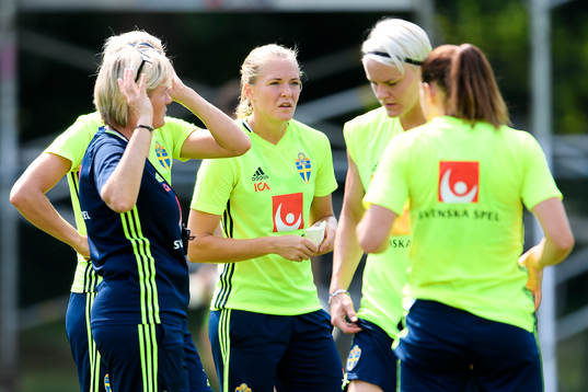 Magdalena Eriksson på en träning med det svenska
