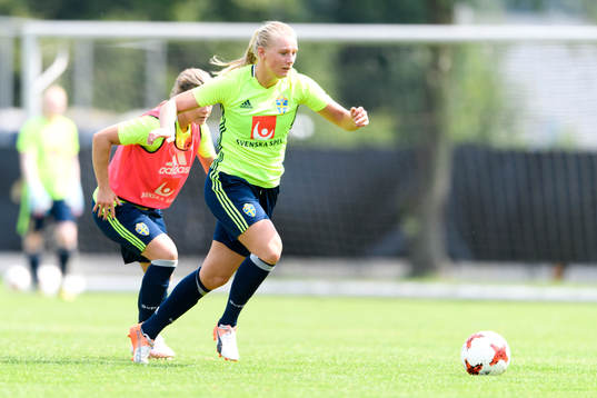 Stina Blackstenius på en träning med det svenska
