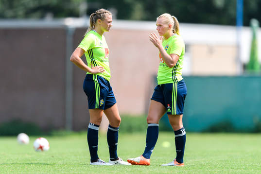 Fridolina Rolfö och Stina Blackstenius på en träning med