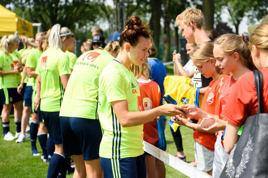 Jessica Samuelsson skriver autografer